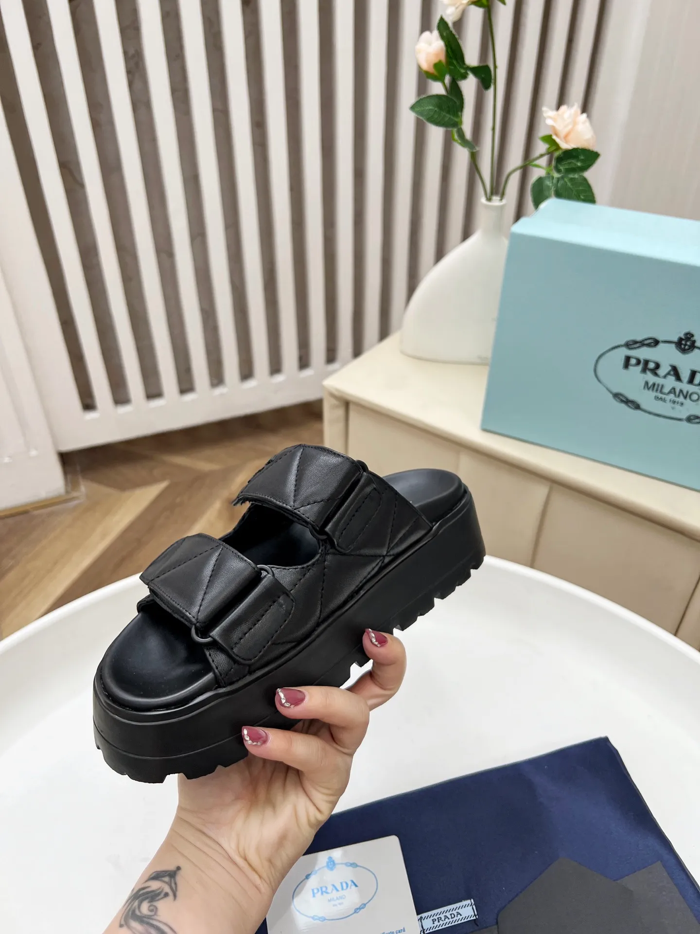 👟👟Ex-factory price 440👟👟 Prada/Prada 25ss summer new couple's beach thick-soled Birkenstock sandals. This shoe style is really a classic design that will not go out of style and is in line with everyone's current pursuit of comfortable and healthy wearing concepts. It is regarded by many domestic and foreign celebrities and fashionistas as an important choice for daily slippers. ✔Upper: imported super soft sheepskin ✔Inner lining: imported sheepskin ✔Hardware: Original molded split hardware ✔Outsole: Ultra-light, wear-resistant and non-slip foam sole ✔Number of yards: 35~40 (custom-made 40 pieces are non-refundable)